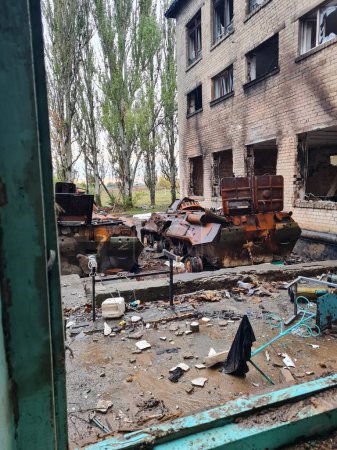 Foto de Kherson Ucrania 12. Octubre 2022 Transporte blindado de personal quemado en la escuela terciaria - Imagen libre de derechos