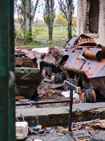 Téléchargez les photos : Kherson Ukraine 12. Octobre 2022 Véhicules blindés de transport de troupes brûlés à l'école tertiaire - en image libre de droit