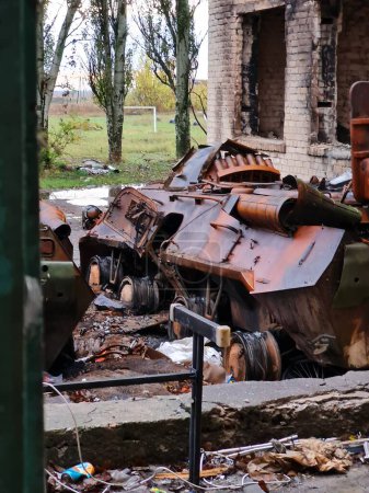 Foto de Kherson Ucrania 12. Octubre 2022 Transporte blindado de personal quemado en la escuela terciaria - Imagen libre de derechos