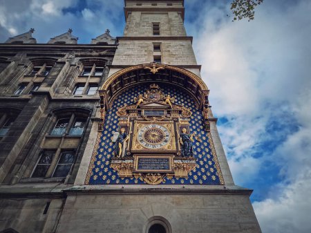 Téléchargez les photos : L'horloge de la Conciergerie, La Tour de l'Horloge. La plus ancienne horloge publique de Paris comme partie restante du Palais de la Cité - en image libre de droit