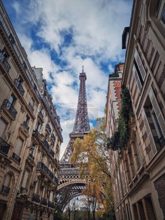 Foto de Torre Eiffel vista a través de los edificios parisinos. Snenery temporada de otoño en París, Francia. - Imagen libre de derechos