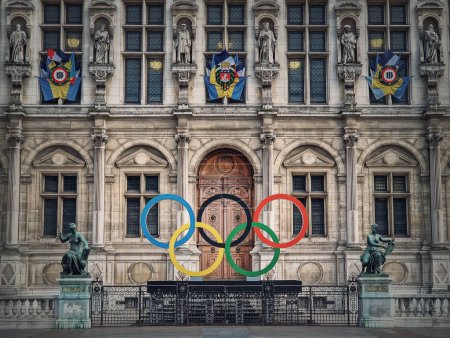 Cerca de la entrada del ayuntamiento de París. Vista al aire libre de la hermosa fachada ornamentada del edificio histórico y los anillos de juegos olímpicos símbolo en frente de las puertas centrales, como anfitrión de Francia en 2024