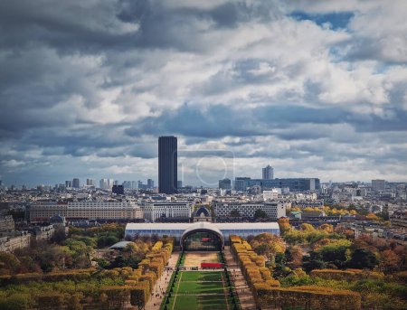 Foto de Vista panorámica desde la torre Eiffel hasta el paisaje urbano de París, Francia. Torre de Montparnasse y Les Invalides vistas en el horizonte - Imagen libre de derechos