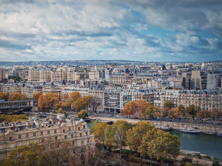Foto de Paisaje urbano de París sobre el río Sena, vista desde la torre Eiffel, Francia. Escena de temporada de otoño con coloridos árboles amarillos - Imagen libre de derechos