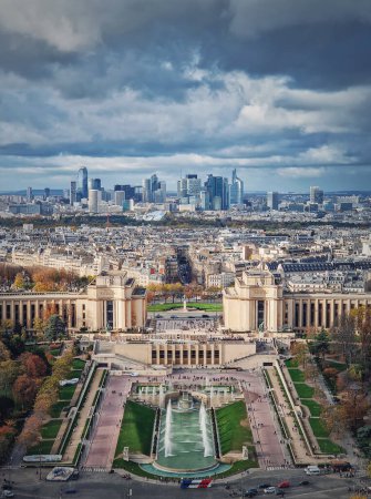 Foto de Vista aérea de la zona de Trocadero y el distrito metropolitano de La Defense en el horizonte en París, Francia. Hermosos colores de temporada de otoño, fondo vertical - Imagen libre de derechos