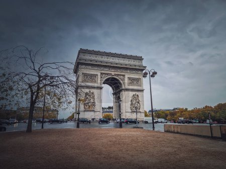 Téléchargez les photos : Arc de triomphe à Paris, France. Jour d'automne pluvieux avec une vue romantique sur le point de repère de l'arche de triomphe de l'avenue - en image libre de droit
