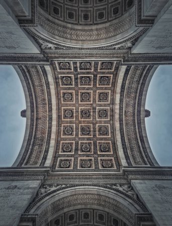 Foto de Vista de cerca debajo del Arco triunfal, en París, Francia. Detalles arquitectónicos y patrón ornamentado techo del famoso Arco de Triunfo punto de referencia - Imagen libre de derechos