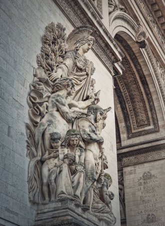 Téléchargez les photos : Détails architecturaux rapprochés de l'arche de triomphe, Paris, France. La statue de la paix (La Paix de 1815) orne un pilier de l'Arc de Triomphe avec la déesse de la victoire Minerve - en image libre de droit