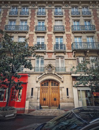 Téléchargez les photos : Façade du bâtiment parisien. Détails architecturaux vintage - en image libre de droit
