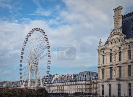 Téléchargez les photos : Grande Roue de Paris ferris à côté du musée du Louvre et des maisons parisiennes, France - en image libre de droit