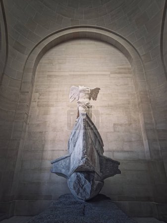 Téléchargez les photos : Statue Victoire ailée de Samothrace dans le hall du musée du Louvre, Paris, France - en image libre de droit
