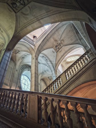 Foto de Museo del Louvre Palais detalles arquitectónicos de una sala con escalera de piedra, barandillas adornadas y elementos vintage brillantes, París, Francia - Imagen libre de derechos