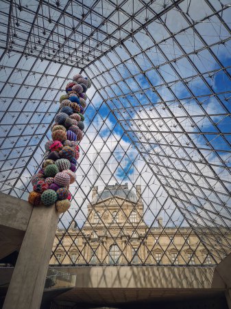 Téléchargez les photos : Sous la pyramide de verre du Louvre, fond vertical. Beaux détails architecturaux avec un mélange abstrait de styles classiques et modernes - en image libre de droit