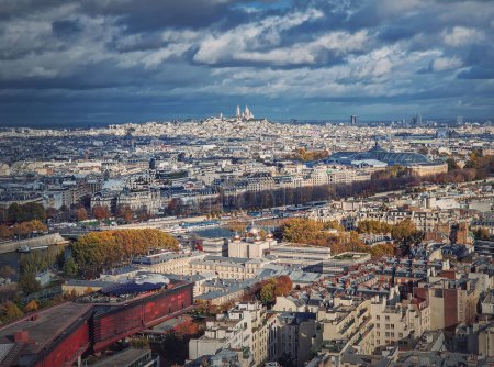 Téléchargez les photos : Vue panoramique sur la ville de Paris jusqu'à la basilique du Sacré-Cœur de Montmartre sur la colline, France. Paysage urbain parisien d'automne - en image libre de droit