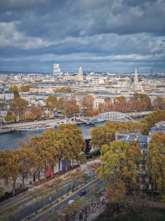 Téléchargez les photos : Vue aérienne de Paris, France. Paysage urbain automnal avec des arbres colorés le long de la Seine - en image libre de droit