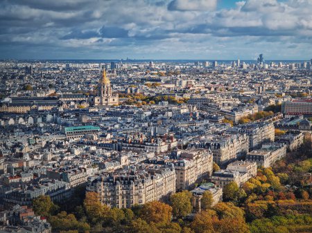 Téléchargez les photos : Vue aérienne de la ville de Paris, France. Immeuble Les Invalides avec dôme doré à l'horizon. Paysage urbain parisien d'automne - en image libre de droit