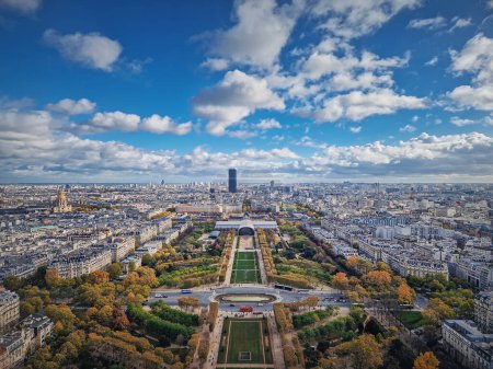 Foto de Vista panorámica de París desde las alturas de la torre Eiffel, Francia. Torre Montparnasse y Les Invalides vistas en el horizonte. Hermosos colores de otoño - Imagen libre de derechos
