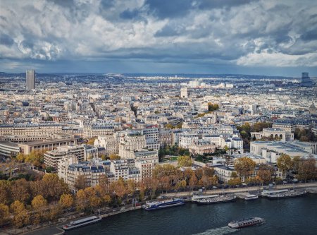 Foto de Vista aérea de París sobre el río Sena. Hermoso panorama estacional con coloridos árboles otoñales - Imagen libre de derechos