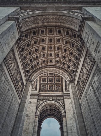 Téléchargez les photos : Vue sous l'Arc de triomphe à Paris, France. Détails architecturaux du célèbre monument historique - en image libre de droit