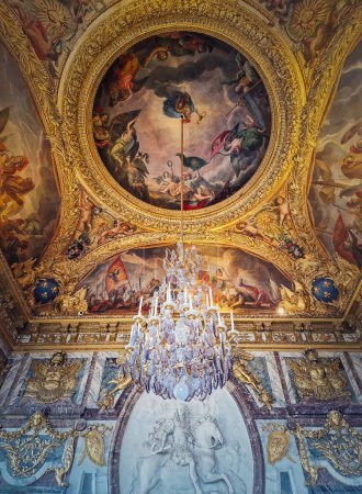 Téléchargez les photos : Salle de Guerre, Château de Versailles, France. Lustre suspendu au plafond doré peint au-dessus du médaillon en stuc de Louis XIV à cheval - en image libre de droit