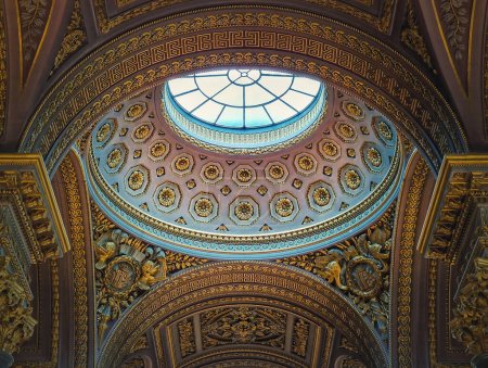 Téléchargez les photos : Détails architecturaux rapprochés du dôme et du plafond orné d'or à l'intérieur de la salle du château de Versailles, Galerie des Grandes Batailles, la plus grande salle du château du roi Louis XIV - en image libre de droit