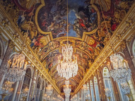 Téléchargez les photos : Hall of Mirrors (Galerie des glaces) in the palace of Versailles, France. The residence of the sun king Louis XIV - en image libre de droit