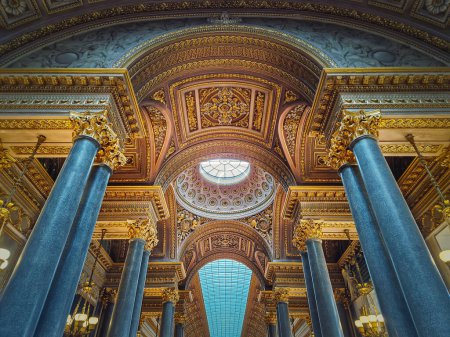 Téléchargez les photos : Détails architecturaux au plafond avec le dôme de verre et les ornements dorés à l'intérieur de la salle du château de Versailles, Galerie des Grandes Batailles, la plus grande salle du château du roi Louis XIV - en image libre de droit