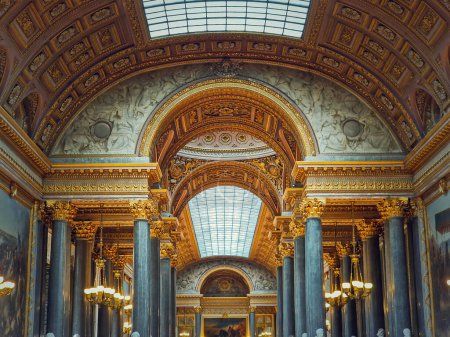 Téléchargez les photos : Beaux détails architecturaux de la Galerie des Grandes Batailles dans le château de Versailles, France. La plus grande salle du château, ornements dorés, colonnes de marbre - en image libre de droit