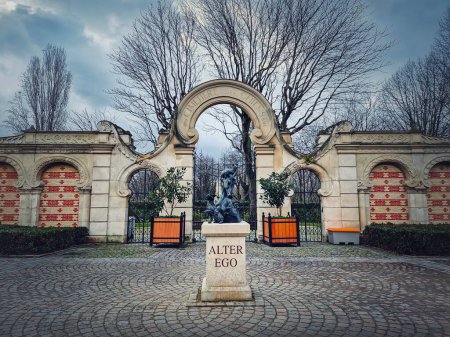 Téléchargez les photos : Cimetière des Chiens à Asnières-sur-Seine, Paris France. Vue sur la porte principale et l'entrée du plus ancien cimetière public d'animaux de compagnie au monde - en image libre de droit