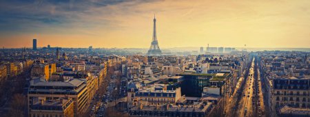 Téléchargez les photos : Smog au-dessus de Paris, France. Vue imprenable sur la Tour Eiffel au coucher du soleil en raison du niveau élevé de pollution causée par la circulation urbaine achalandée - en image libre de droit