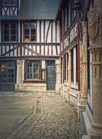 Foto de Saint-Maclou aitre, patio de astros del cementerio medieval. Fachwerk architecture, half timbered facades details of the buildings located in Rouen, Normandía, Francia - Imagen libre de derechos