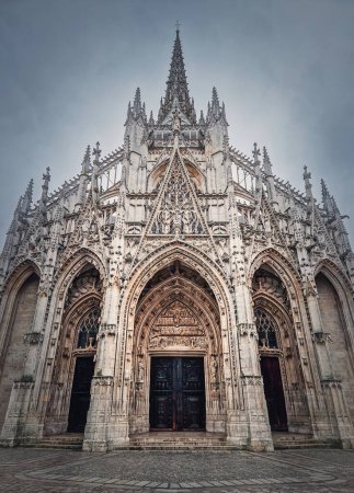 Foto de Vista exterior de la fachada de la iglesia de Saint Maclou de Rouen en Normandía, Francia. Estilo arquitectónico gótico llamativo - Imagen libre de derechos