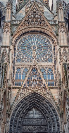 Foto de Detalles arquitectónicos de la Catedral de Notre Dame de Rouen en Normandía, Francia. Vista exterior de la fachada del monumento con estilos desde principios del gótico hasta finales del Flamboyant y la arquitectura renacentista - Imagen libre de derechos