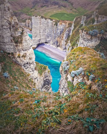 Foto de Vista natural de los famosos acantilados de la costa de Falaise d 'Aval y una bahía con agua azul del océano en Etretat, Normandía, Francia - Imagen libre de derechos