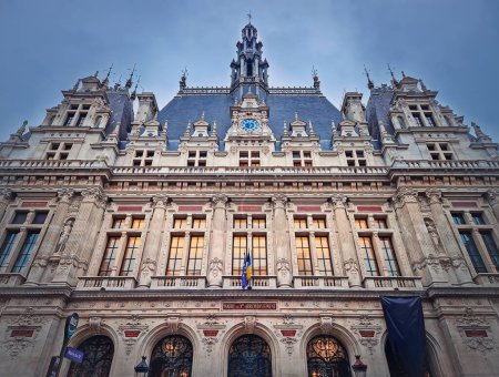 Téléchargez les photos : Hôtel de Ville Mairie X arrondissement de Paris, France. Vue extérieure sur la belle façade du bâtiment historique - en image libre de droit