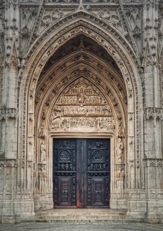 Foto de Puerta de entrada de la iglesia de Saint Maclou, Rouen en Normandía, Francia. Estilo arquitectónico gótico llamativo - Imagen libre de derechos