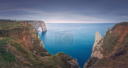 Téléchargez les photos : Magnifique panorama de l'arche naturelle de la Porte d'Aval sur les célèbres falaises d'Etretat, Normandie, France - en image libre de droit
