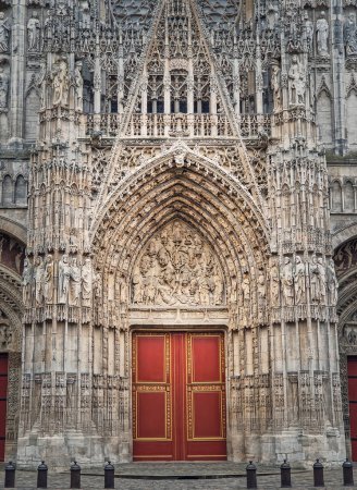 Téléchargez les photos : Porte d'entrée de la cathédrale Notre Dame de Rouen. Façade architecturale avec des styles allant du gothique ancien à l'architecture flamboyante tardive et Renaissance, Normandie, France - en image libre de droit