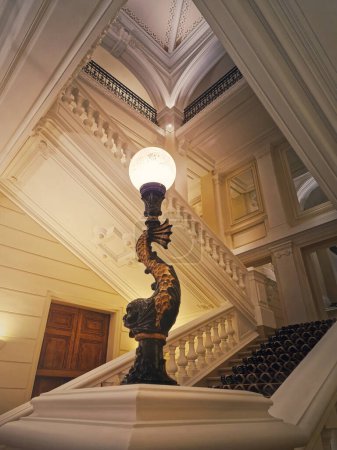 Foto de Lujosa escalera con lámpara vintage que brilla en el vestíbulo de un hotel de 5 estrellas - Imagen libre de derechos