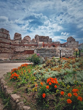 Foto de Ruinas de la fortaleza bizantina del antiguo asentamiento tracio Mesembria. El casco antiguo de Nessebar en la costa del Mar Negro, Patrimonio de la Humanidad de la UNESCO, Región de Burgas, Bulgaria - Imagen libre de derechos