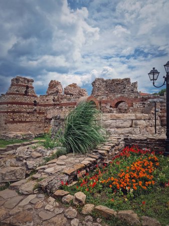 Téléchargez les photos : Ruines forteresses byzantines de l'ancienne colonie thrace Mesembria. La vieille ville de Nessebar sur la côte de la mer Noire, patrimoine mondial de l'UNESCO, région de Burgas, Bulgarie - en image libre de droit