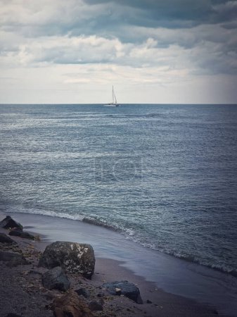 Téléchargez les photos : Paysage marin avec un voilier à l'horizon. Côte bulgare de la mer Noire - en image libre de droit