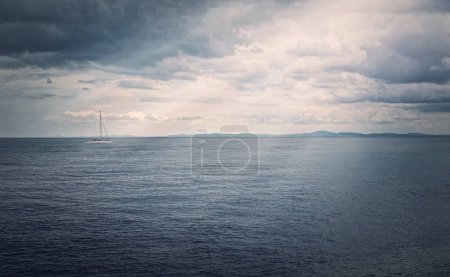 Foto de Paisaje marino panorámico con un velero en el horizonte - Imagen libre de derechos