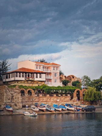Téléchargez les photos : La vieille ville de Nessebar, patrimoine mondial de l'UNESCO sur la côte de la mer Noire, région de Burgas, Bulgarie. Vue panoramique avec un mélange de ruines anciennes et d'hôtel moderne sur la côte - en image libre de droit
