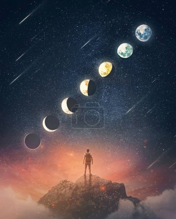 Téléchargez les photos : Magnifique scène avec une personne au sommet d'une montagne regardant les phases de lune sur le ciel étoilé nocturne. Astronomie et astrologie scène conceptuelle. Calendrier lunaire et beaux signes célestes - en image libre de droit