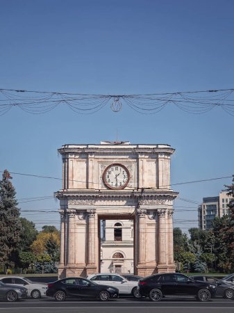 Téléchargez les photos : Arc de triomphe à Chisinau la capitale Moldavie. Vue sur le point de repère depuis la rue - en image libre de droit