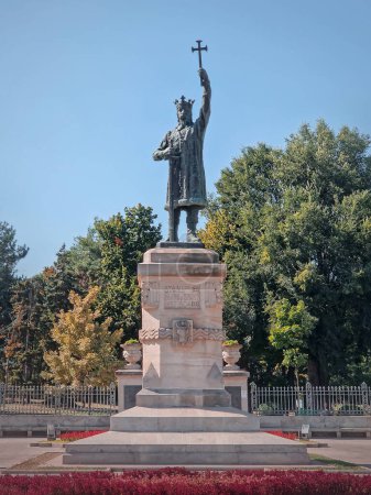 Foto de Monumento a Esteban el Grande (Stefan cel Mare) frente al parque central en un día soleado de otoño, ciudad de Chisinau, Moldavia - Imagen libre de derechos