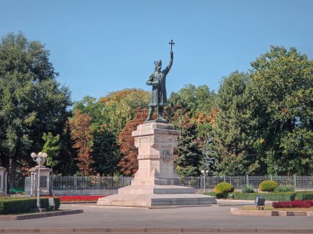 Foto de Esteban el Grande monumento frente al parque central en un día soleado de otoño, ciudad de Chisinau, Moldavia - Imagen libre de derechos