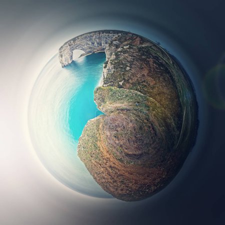Téléchargez les photos : Vue panoramique sur la falaise de la Porte d'Aval en tant que micro planète dans l'espace. Eaux de mer côté continental d'Etretat, Normandie, France. Beau paysage côtier de la célèbre Falaise d'Ava - en image libre de droit