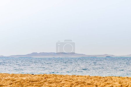 Foto de Dunas de arena que descienden al arroyo con colinas de piedra caliza al fondo en el desierto de Al-Adaid en Qatar - Imagen libre de derechos